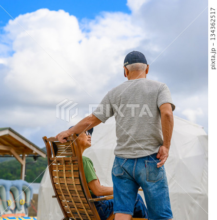 アウトドアで語らうシニア男性二人【撮影協力】隠岐シーサイドホテルみやび 134362517