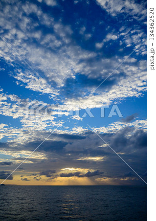 夕暮れの海と劇的な空模様 夕暮れの海と劇的な空模様 134362520