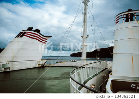 フェリー船上の島と海を望む光景 フェリー船上の島と海を望む光景 134362521