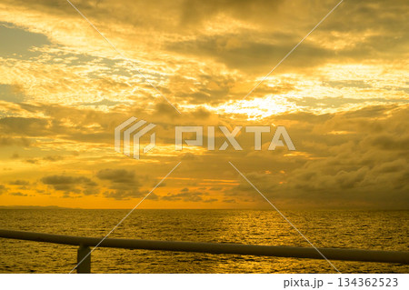船上から見た黄金色の水平線 船上から見た黄金色の水平線 134362523