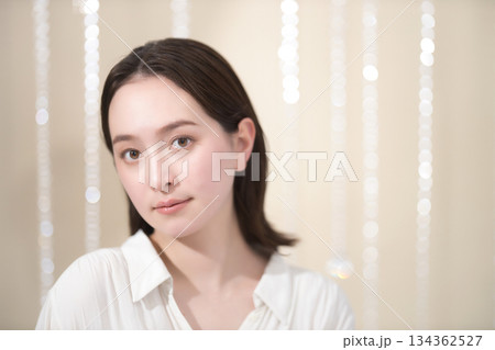 セミロングの若い女性のビューティーイメージ 134362527