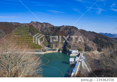 【神奈川県】高取山登山道から眺める宮ヶ瀬湖 134362556