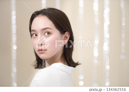 セミロングの若い女性のビューティーイメージ 134362558