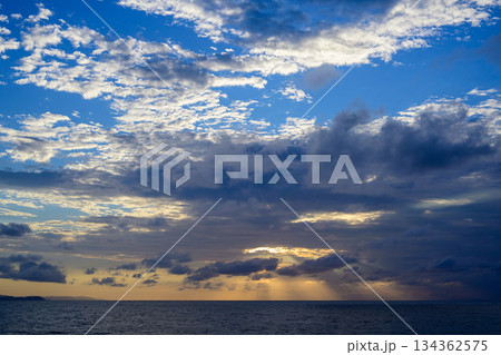 夕暮れの海とドラマチックな空模様 134362575