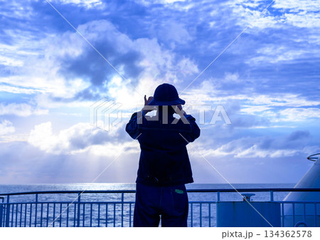 船上から海と空を眺める後姿 134362578
