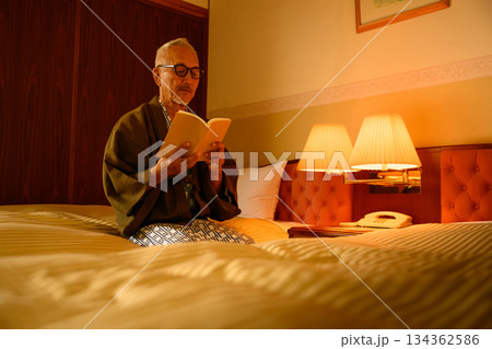 和装のシニア男性がホテルで読書 和装のシニア男性がホテルで読書 134362586