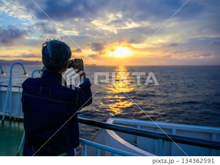 フェリーから見る夕焼けと海 フェリーから見る夕焼けと海 134362591