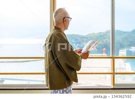 窓から海を眺める年配男性 134362592