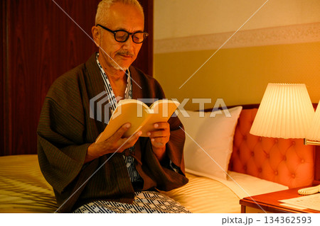 旅館で浴衣姿の男性が読書 134362593