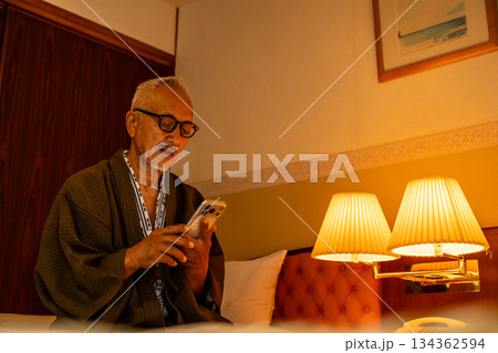 浴衣のシニア男性がスマホ操作 134362594