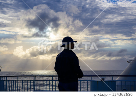 船上から海と空を眺める中年男性 134362650