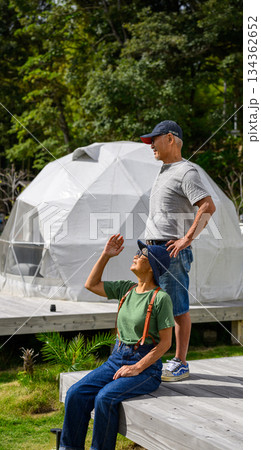 グランピングを楽しむシニア夫婦【撮影協力：隠岐シーサイドホテルみやび】 134362652