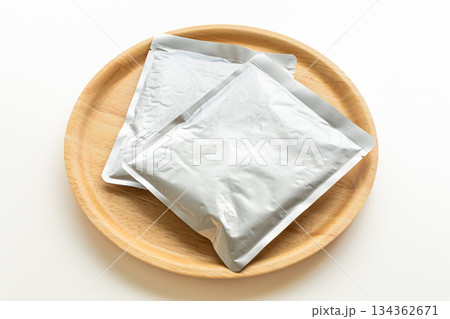 レトルト食品　白背景 134362671