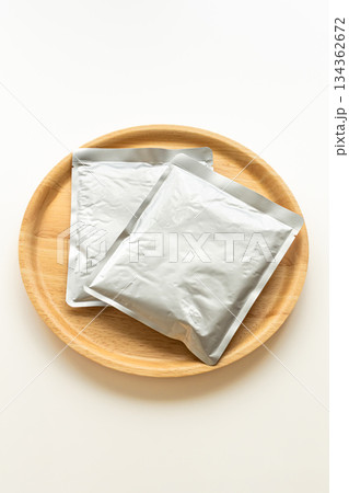 レトルト食品　白背景 134362672