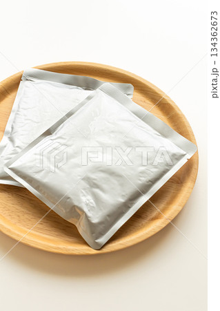 レトルト食品　白背景 134362673