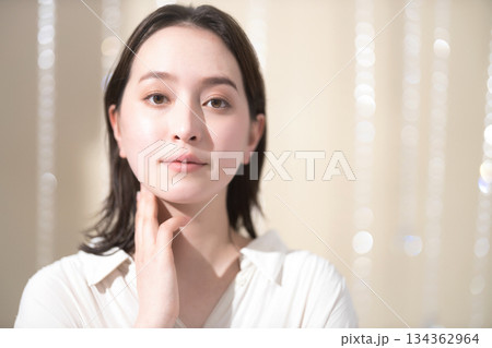 セミロングの若い女性のビューティーイメージ 134362964