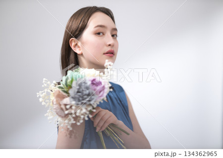花束を持つ青いブラウスの女性 花束を持つ青いブラウスの女性 134362965