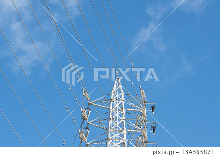 青空と送電線の鉄塔 青空と送電線の鉄塔 134363871