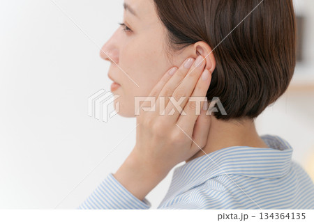 耳を塞ぐ女性の横顔 耳を塞ぐ女性の横顔 134364135