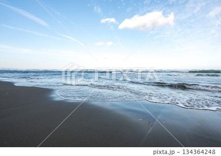 海に反射する太陽 海に反射する太陽 134364248