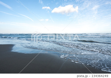 海に反射する太陽 134364249