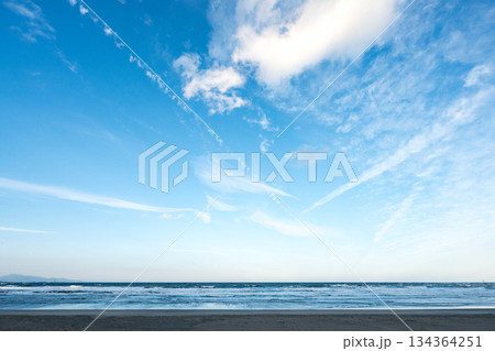 海に反射する太陽 134364251