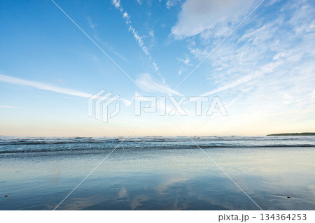 海に反射する太陽 海に反射する太陽 134364253