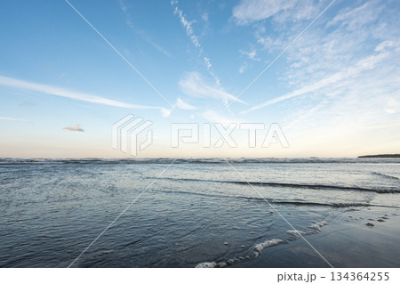 海に反射する太陽 134364255