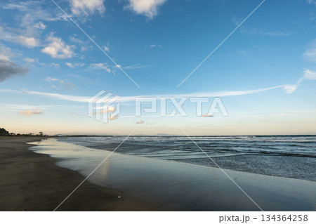 海に反射する太陽 134364258