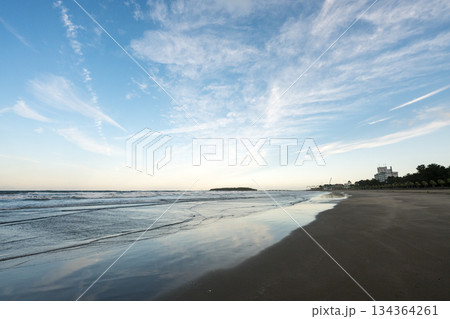 海に反射する太陽 134364261