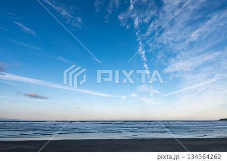 海に反射する太陽 海に反射する太陽 134364262
