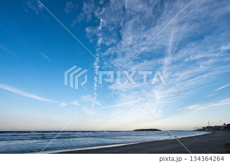 海に反射する太陽 海に反射する太陽 134364264