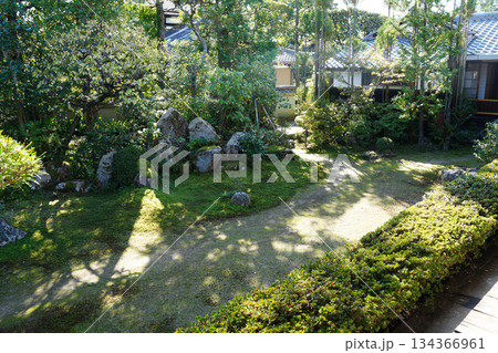 京都の禅宗寺院の庭園の風景 134366961