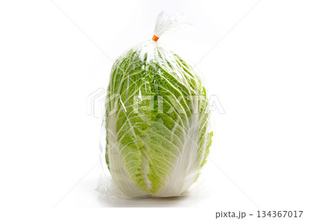 ビニール袋に入れた、販売用の白菜 134367017