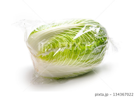 ビニール袋に入れた、販売用の白菜 134367022