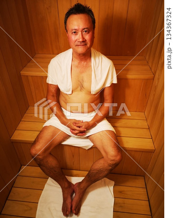 個室サウナの男性 個室サウナの男性 134367324