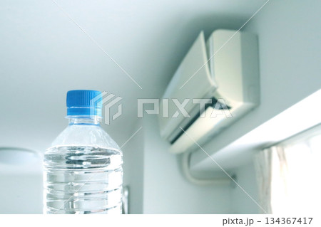 部屋のクーラーとペットボトル 部屋のクーラーとペットボトル 134367417