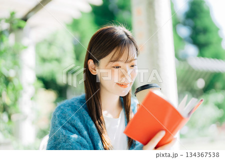 テラスで読書をする若い女性 134367538