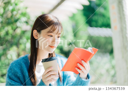 テラスで読書をする若い女性 134367539