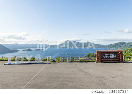 北海道洞爺湖町　サイロ展望台から望む夏の洞爺湖 134367554