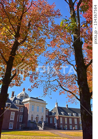 テーマパークのヨーロッパ調の紅葉風景 テーマパークのヨーロッパ調の紅葉風景 134367564