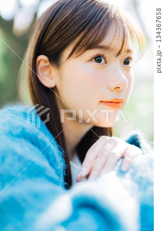 屋外女性ポートレート 134367658