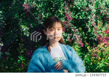 花と若い女性 134367715