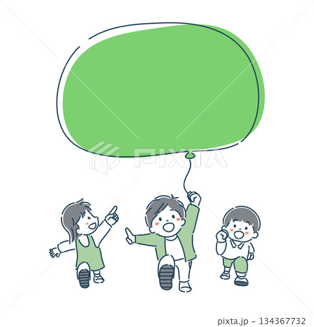 風船の吹き出しを持って笑顔で走っている可愛い子供達のシンプルなイラスト素材 134367732