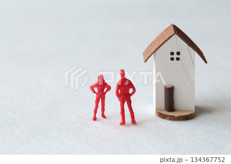遺産相続のトラブルをミニチュア人形と家と文言で表現した写真 134367752