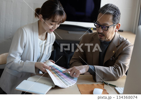 デザイン事務所で色見本を確認するデザイナー デザイン事務所で色見本を確認するデザイナー 134368074