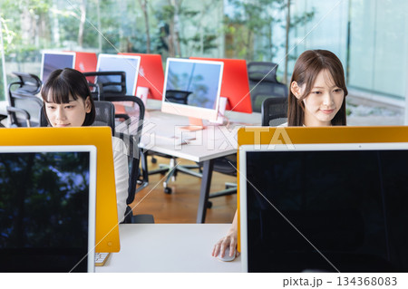 オフィスで仕事をする女性 オフィスで仕事をする女性 134368083