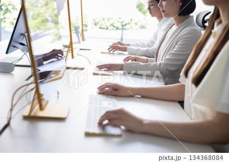 パソコンで仕事をする男女 134368084