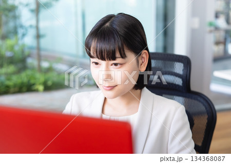 オフィスで働く女性 134368087