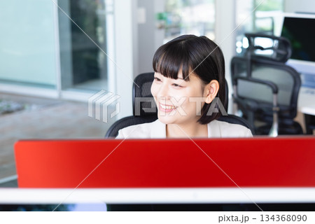 オフィスでパソコンに向かう女性 134368090